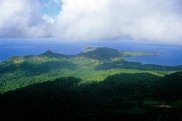 Archipel-des-Comores;-Baie;-Forêt;-France;-Kaleidos;-Kaleidos-images;-La-parole-à-limage;-Laurent-Abad;-Mayotte;-Nuages;-Océan-Indien;-Paysage;-Presquîle;-Stories-Pictures;-Vue-en-surplomb